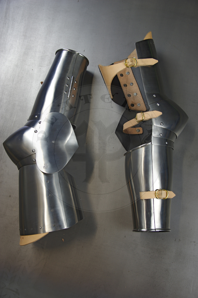 Early XV c. arm harness with separated spaulders which were inspired by depicts from Altarpiece of St. George, dated for first quarter of XV c., currently in Victoria and Albert Museum. Material: medium carbon steel heat hardened and tempered up to 42 HRC./ Wczesno XV wieczne osony rk z osobnymi naramiennikami zainspirowane przedstawieniami z otarza w. Jerzego datowanego na pierwsz wier XV wieku, obecnie w Vicotria and Albert Museum w Londynie. Materia: stal redniowglowa hartowana i odpuszczana do 42 HRC.